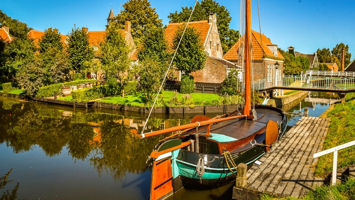 Ein altes Fischerboot liegt in einem Hafen