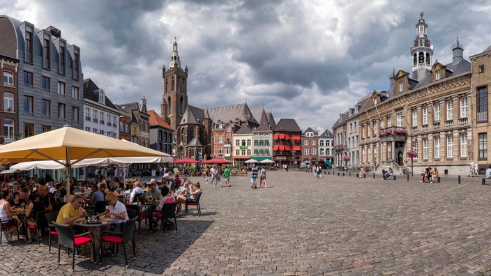 Ein Marktplatz mit einer Kirche und alten Häusern