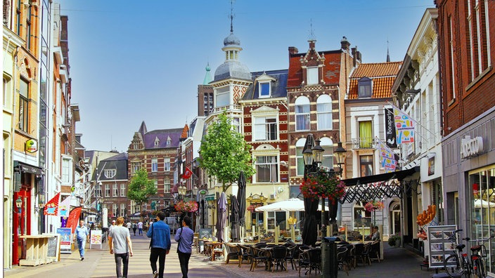Menschen laufen durch eine Einkaufsstraße in Venlo