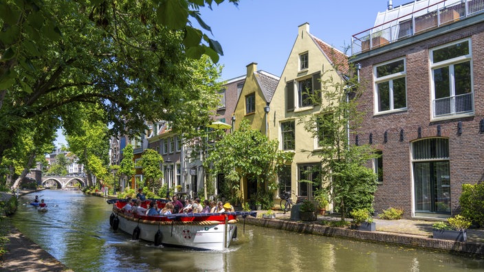 Ein Boot fährt durch eine Gracht in Utrecht