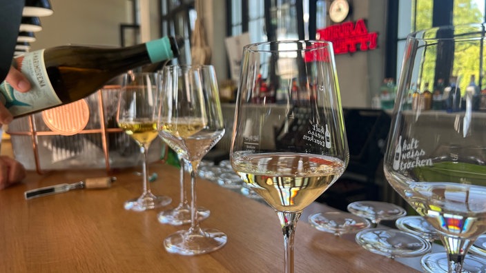 Die Organisatoren des Weinfestivals Sip Happens in Duisburg treffen im Vorfeld mit einem Weintasting eine Auswahl an Weinen.
