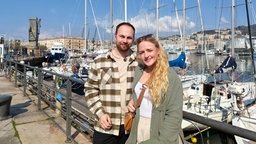 Das Bild zeigt Franziska und Karsten am Hafen von Ligurien.