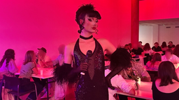 Drag Queen Roxy Rex posiert vor der Kamera