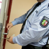 Ein Justizvollzugsbeamter schließt in der Justizvollzugsanstalt eine Tür