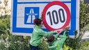 Aktivisten von Greenpeace überkleben ein Tempo-130-Schild