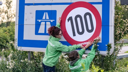 Aktivisten von Greenpeace überkleben ein Tempo-130-Schild