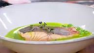 Das Bild zeigt das fertige Gericht "Feine Erbsensuppe mit Forelle à la Björn".