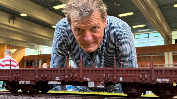 John St. Martin mit seiner Modellbahn