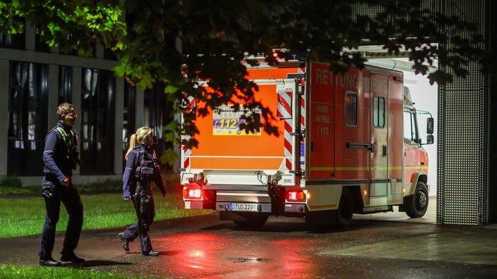 Ein Rettungswagen trifft im Infektionszentrum des Klinikums ein.