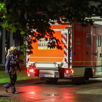 Ein Rettungswagen trifft im Infektionszentrum des Klinikums ein.