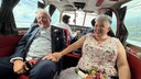 Ein Ehepaar bei seiner Trauung in einem Flugzeug