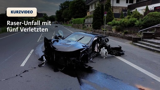 Ein kaputtes Auto liegt auf der Straße