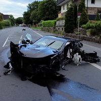 Ein kaputtes Auto liegt auf der Straße