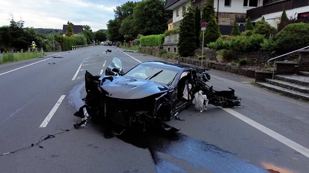 Ein kaputtes Auto liegt nach dem Unfall auf der Straße.