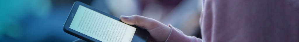 Junge Frau schaut auf ein Tablet