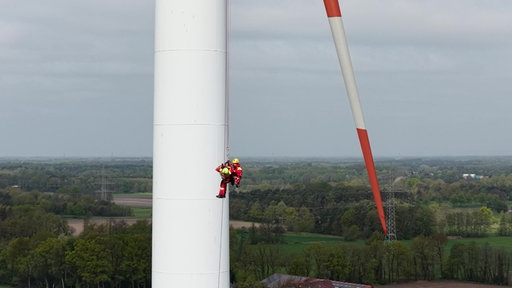 Die Windkraftanalage wird vor der Übung extra gestoppt