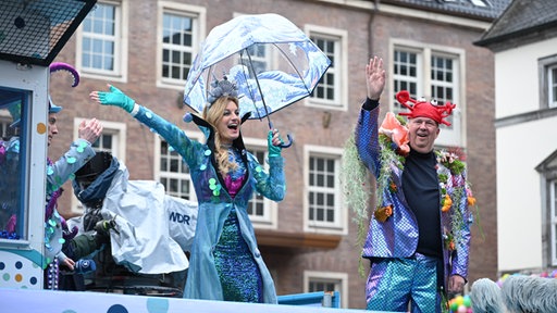 zwei Menschen in verkleidung feiern Karneval 