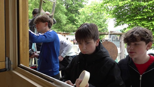 Kinder sind beim inklusiven Schulprojekt aktiv