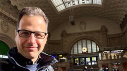 Der Buchautor Lorenz Hemicker steht in Leipzig in der großen Bahnhofshalle