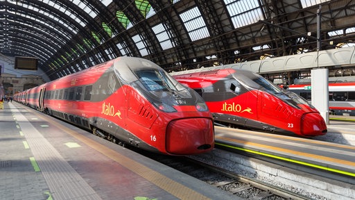 Schnellzüge der Firma Italo stehen in einem Bahnhof in Mailand