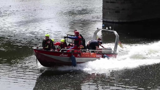 Rettungskräfte in einem Boot auf der Ruhr im Einsatz