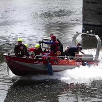 Rettungskräfte in einem Boot auf der Ruhr im Einsatz