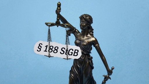 Das Modell der Justitia traegt den Schriftzug Paragraf 188 StGB.