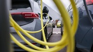 Zwei Elektroautos stehen an einer Ladesäule