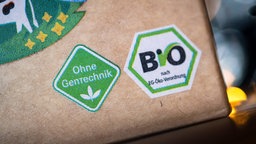 Das Logo "Ohne Gentechnik" und das Deutsche Bio-Siegel sind auf einer Lebensmittelverpackung