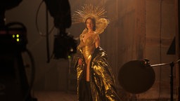 Anne Hathaway als Popstar Mother Mary in einer Szene des Films "Mother Mary"