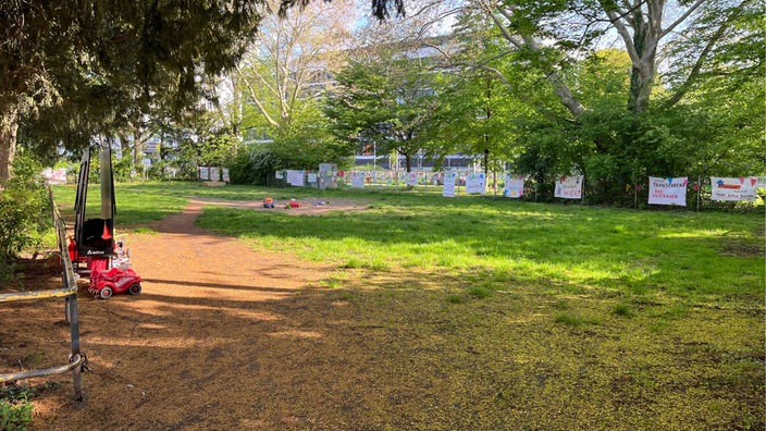 Auf einer Wiese soll das erste Suchthilfezentrum Kölns entstehen