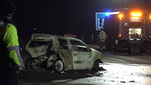 Graues Autowrack auf Autobahn 555 bei Dunkelheit
