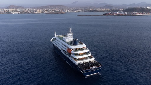 Dieses Luftbild zeigt das Kreuzfahrtschiffs MV Hondius, das vor dem Hafen von Praia, der Hauptstadt von Kap Verde, vor Anker liegt.