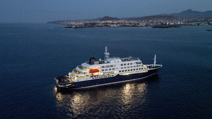 Das Kreuzfahrtschiff "Hondius" vor dem Hafen von Kap Verde