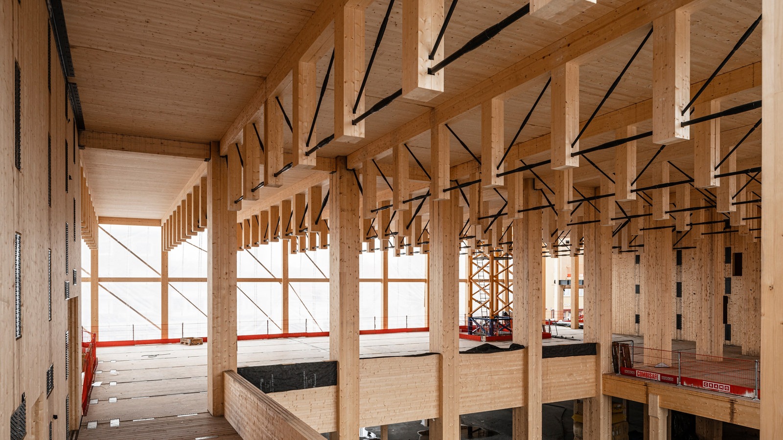 Dieses Bild zeigt den Rohbau des Holzhauses von innen.