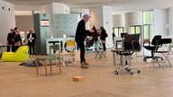 Unterschieldiche Stühle stehen im Foyer des Kunstmuseums Bonn