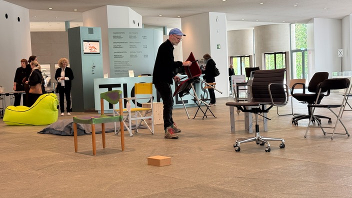 Unterschieldiche Stühle stehen im Foyer des Kunstmuseums Bonn