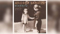 Titel des Hörbuchs Biarritz gelesen von der Autorin Andrea Sawatzi erschienen im Piper Verlage. Eine Frau wendet sich einem Kind zu, das Bild ist verschwommen
