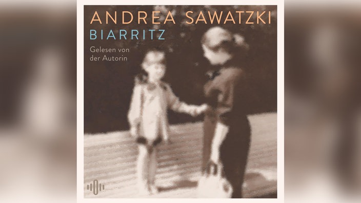 Titel des Hörbuchs Biarritz gelesen von der Autorin Andrea Sawatzi erschienen im Piper Verlage. Eine Frau wendet sich einem Kind zu, das Bild ist verschwommen