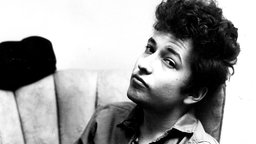 Bob Dylan lehnt auf einem alten Sessel, Los Angeles, circa 1965