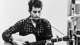 Bob Dylan spielt Gitarre und Harmonika, 1965