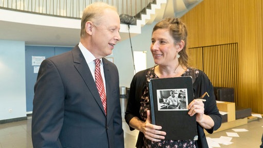 Der WDR Intendant Tom Buhrow mit Regisseurin Philine Velhagen