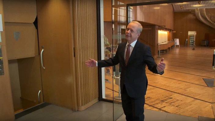 WDR-Intendant Tom Buhrow vor dem Paternoster im WDR Funkhaus Köln