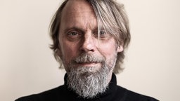 Eine Porträtaufnahme von Jens Balzer