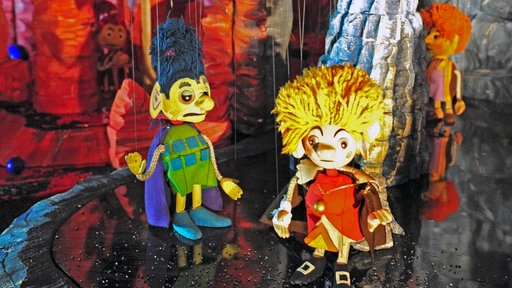Die Marionetten "Kleiner König Kalle Wirsch" (r) und Zoppotrump stehen im Puppentheatermuseum Augsburg in der Filmkulisse des Erdmännchenreiches