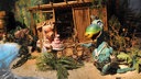 Die Marionette Urmel (r) bekommt eine Geburtstagstorte von Mama Wutz überreicht