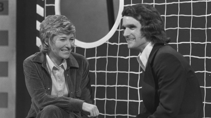 Carmen Thomas interviewt Fußballer Wolfgang Overath im "Aktuellen Sportstudio" 