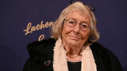 Carmen Thomas schaut bei einer Veranstaltung in Köln im November 2025 in die Kamera. 
