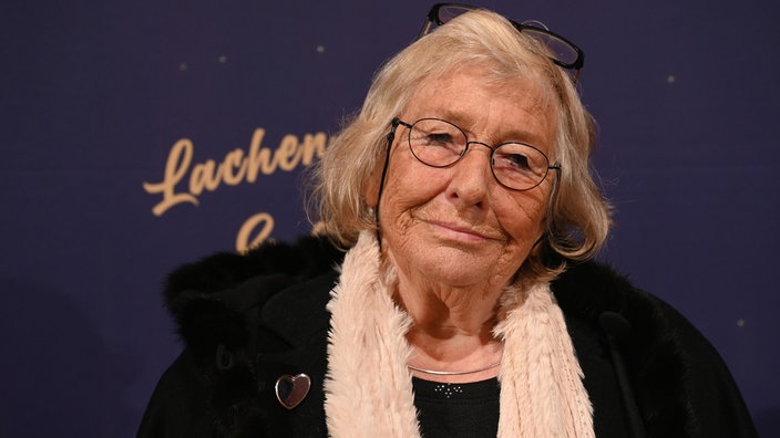 Carmen Thomas schaut bei einer Veranstaltung in Köln im November 2025 in die Kamera. 