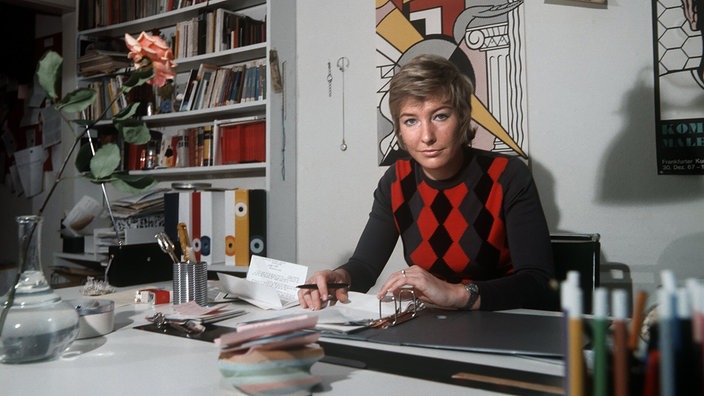 Carmen Thomas, aufgenommen im Januar 1973 an ihrem Schreibtisch. Als erste Frau wird die 26-jährige Journalistin am 3. Februar 1973 das bislang von Männern dominierte ZDF-Sportstudio moderieren.